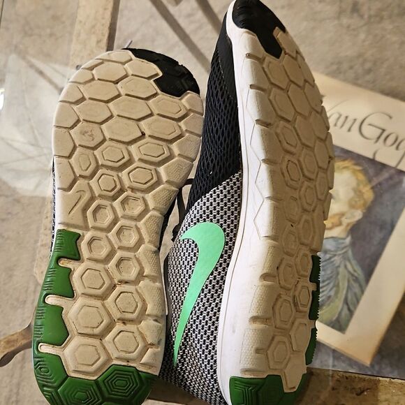 Men's Nike Black and Mint Green Running Shoes Size 10.5 - Picture 9 of 11